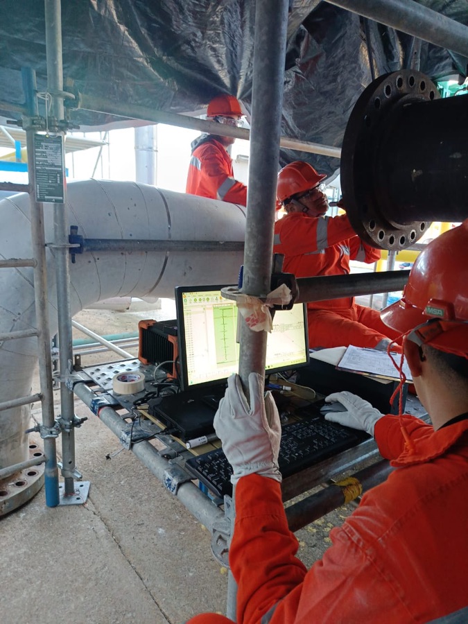 Inspector con equipo de Eddy Current en sitio